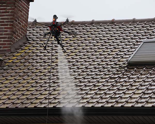 Démoussage de toiture par drone à Hazebrouck